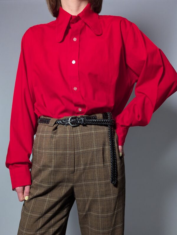 Rode katoenen blouse met afgeronde kraag