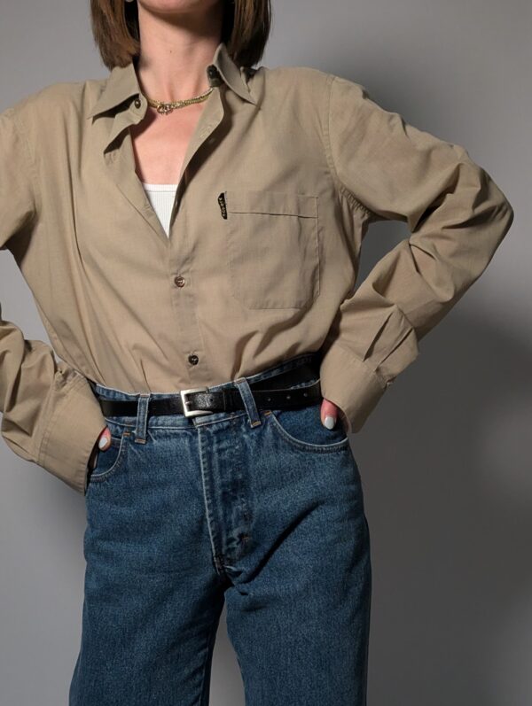 Desert classic - 02 Vintage beige blouse met borstzak en klassieke kraag