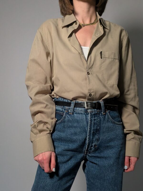 Desert classic - 04 Vintage beige blouse met borstzak en klassieke kraag