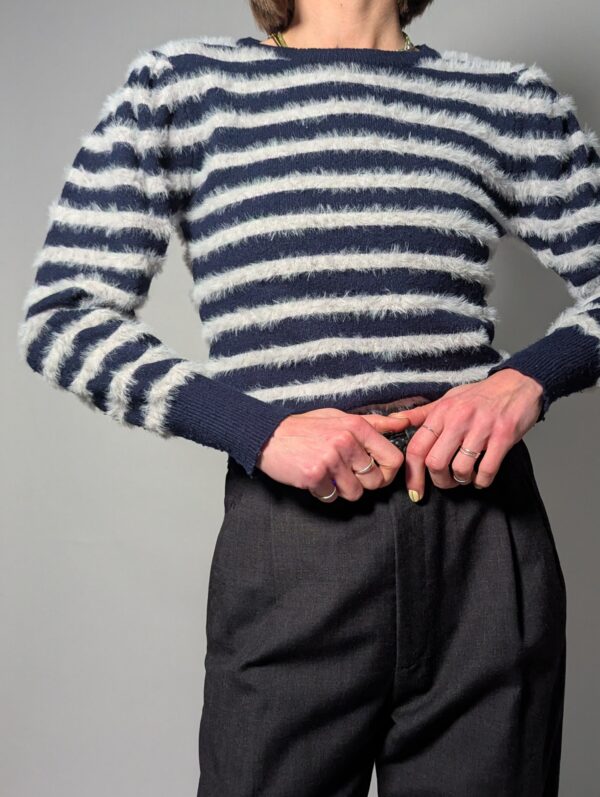 Gestreepte fluffy trui in donkerblauw en off-white