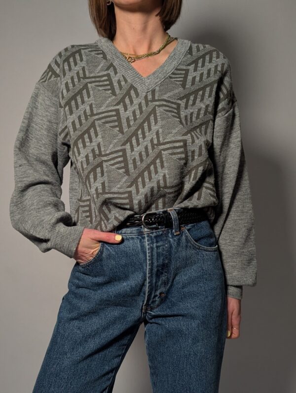 Grijze V-hals trui met geometrisch patroon