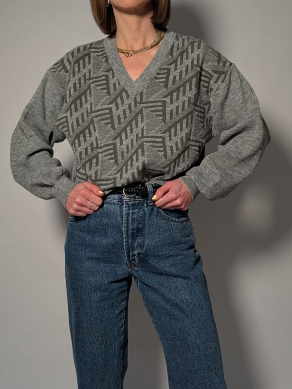Grijze V-hals trui met geometrisch patroon