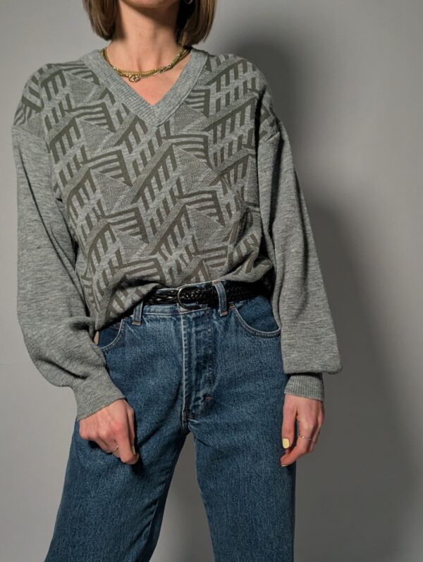Grijze V-hals trui met geometrisch patroon