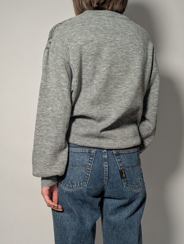 Grijze V-hals trui met geometrisch patroon