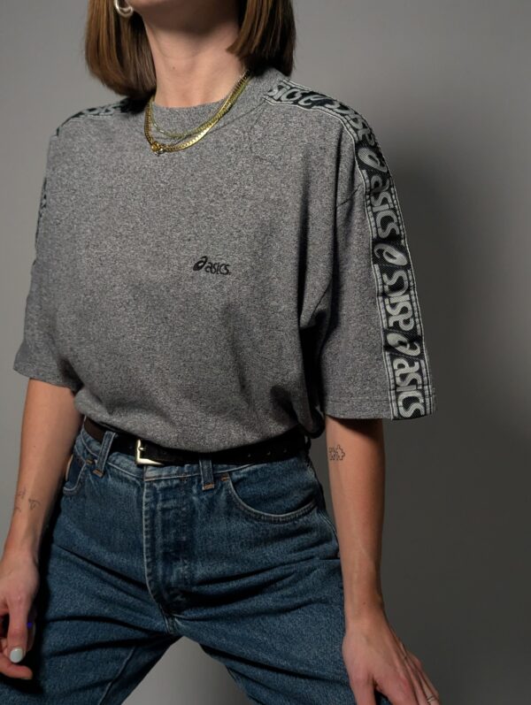Vintage Asics grijs T-shirt met logo en tape op mouwen