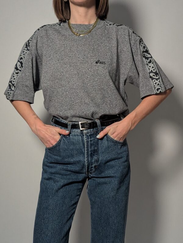 Vintage Asics grijs T-shirt met logo en tape op mouwen