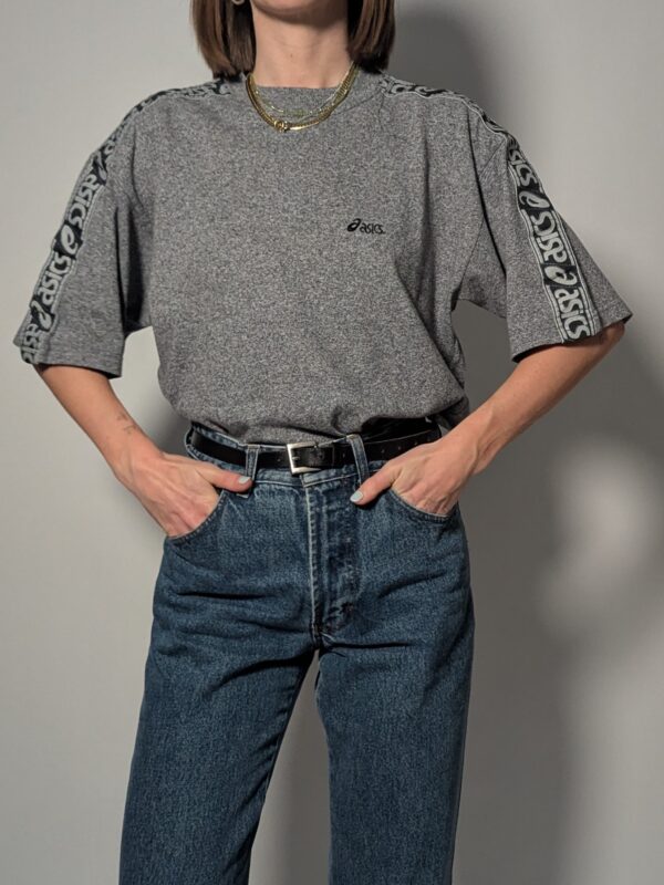 Vintage Asics grijs T-shirt met logo en tape op mouwen