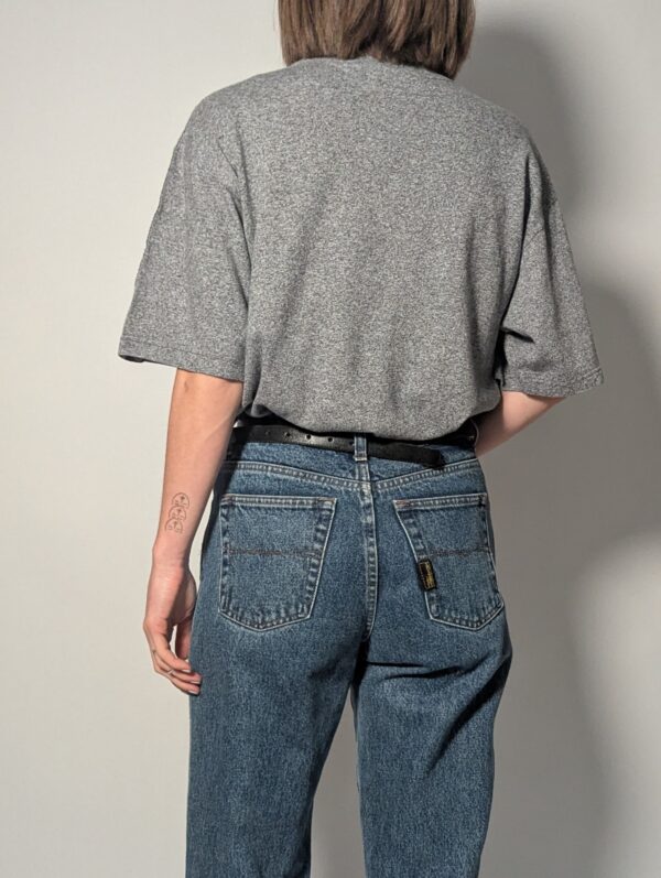 Vintage Asics grijs T-shirt met logo en tape op mouwen