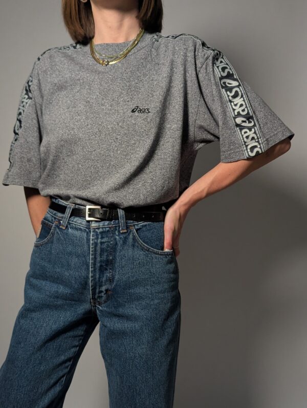 Vintage Asics grijs T-shirt met logo en tape op mouwen