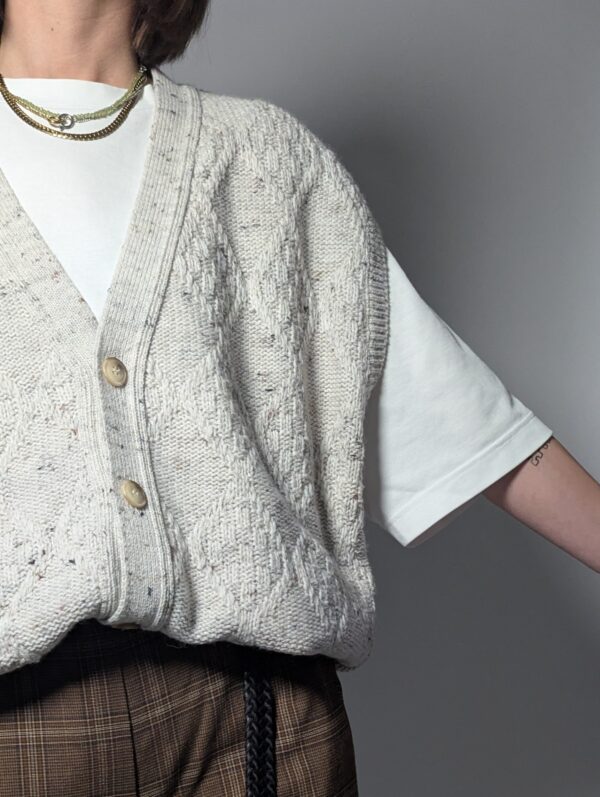 Lichtgekleurde gebreide gilet met knopen en V-hals