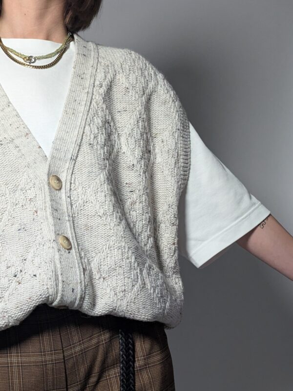 Lichtgekleurde gebreide gilet met knopen en V-hals