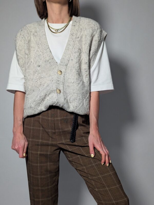 Lichtgekleurde gebreide gilet met knopen en V-hals