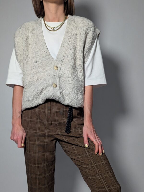 Lichtgekleurde gebreide gilet met knopen en V-hals