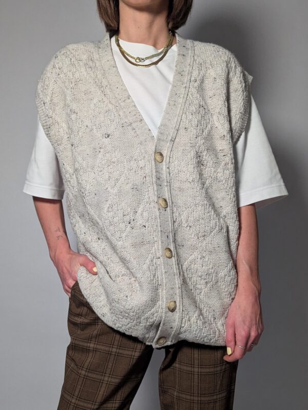 Lichtgekleurde gebreide gilet met knopen en V-hals