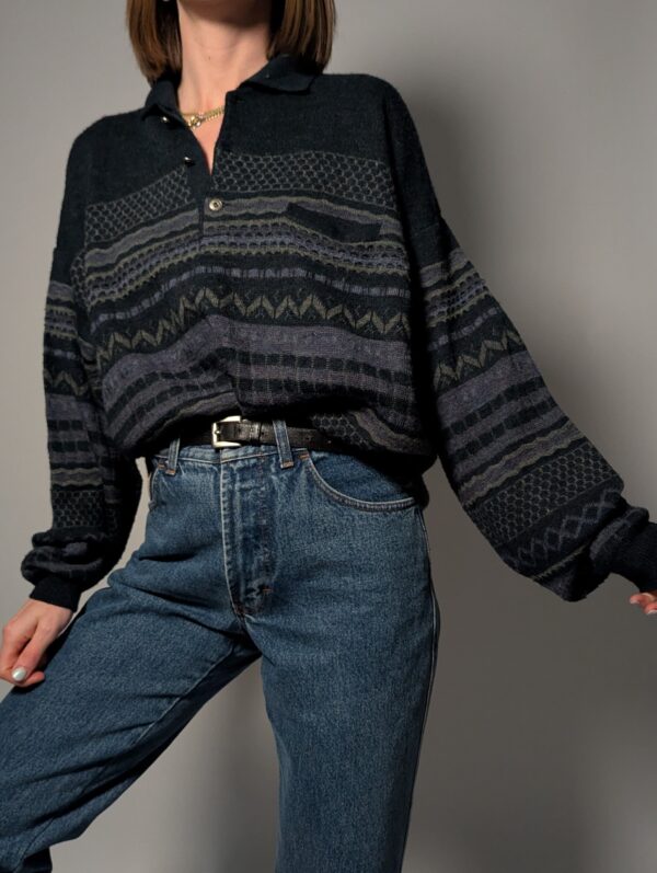 Vintage donkerblauwe trui met geometrisch patroon en polokraag