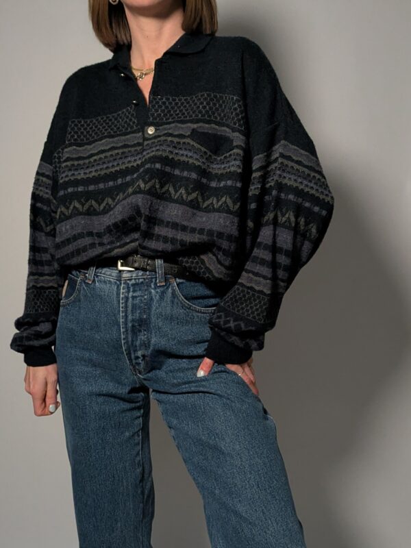 Vintage donkerblauwe trui met geometrisch patroon en polokraag