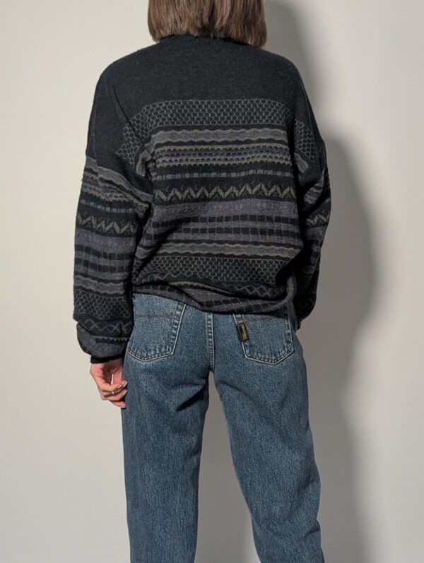 Vintage donkerblauwe trui met geometrisch patroon en polokraag