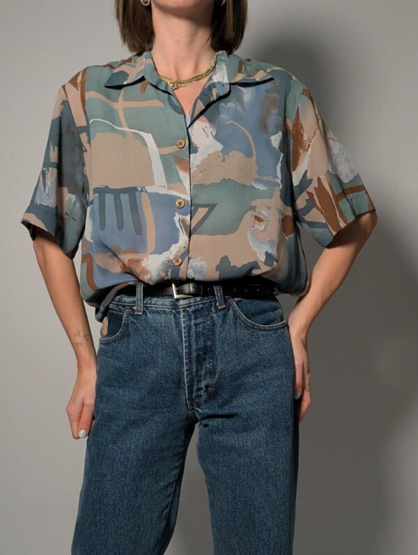 Vintage blouse met abstract patroon in blauw en beige tinten