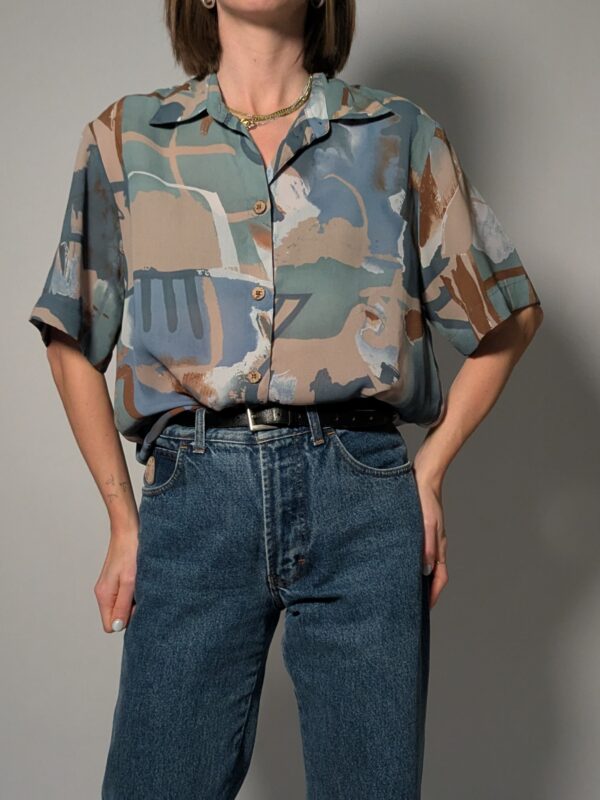 Vintage blouse met abstract patroon in blauw en beige tinten