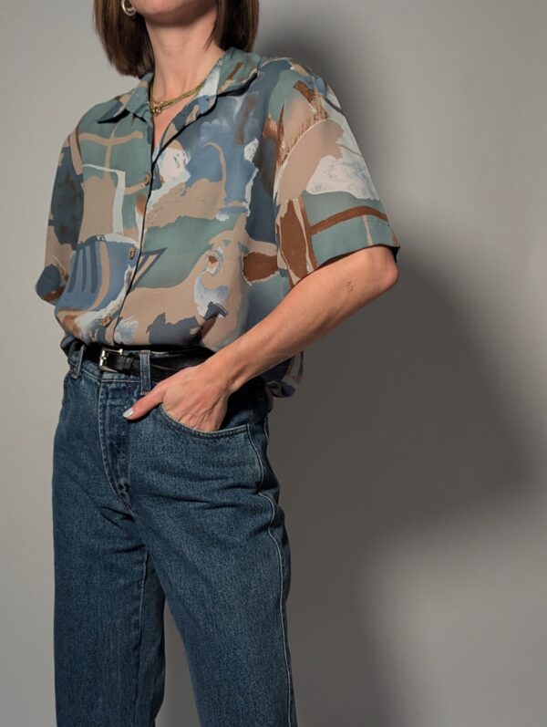 Vintage blouse met abstract patroon in blauw en beige tinten