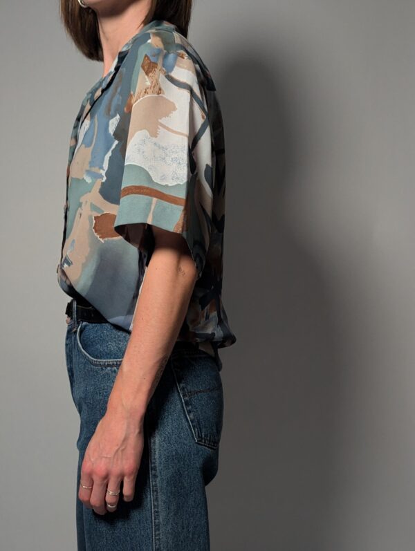 Vintage blouse met abstract patroon in blauw en beige tinten