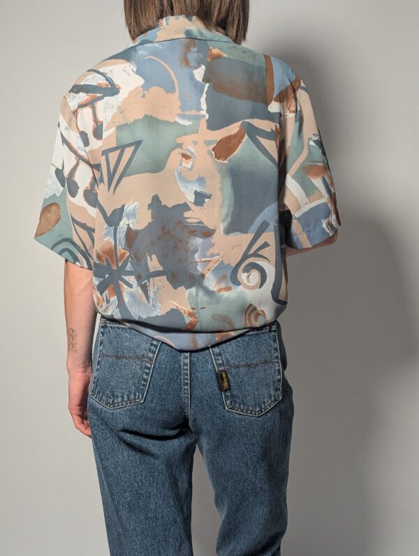 Vintage blouse met abstract patroon in blauw en beige tinten