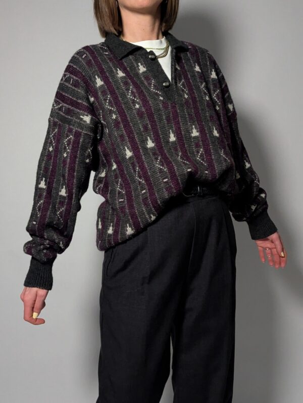 Donkere gebreide sweater met grafisch patroon en paarse accenten