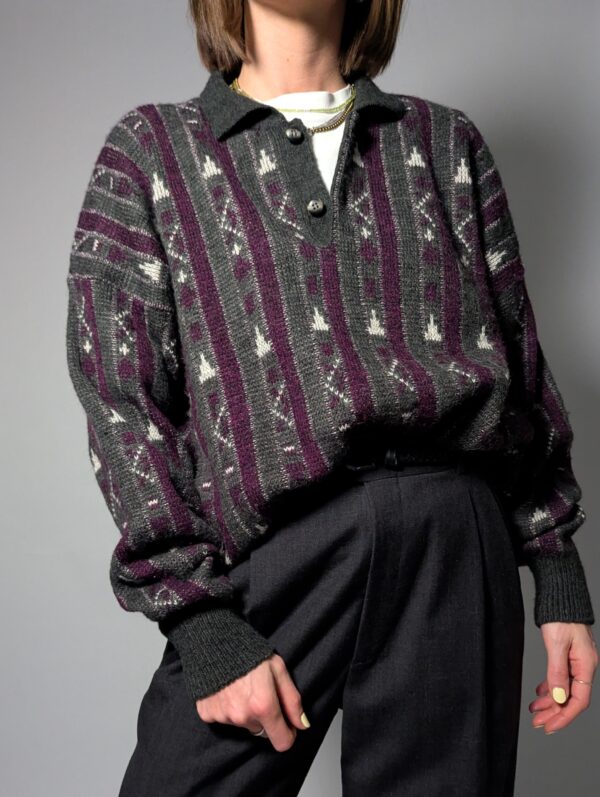 Donkere gebreide sweater met grafisch patroon en paarse accenten