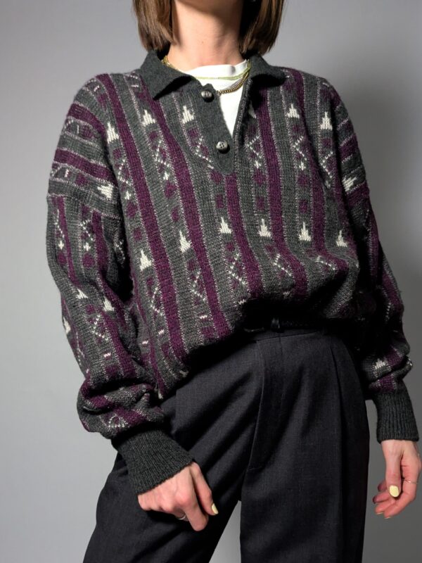 Donkere gebreide sweater met grafisch patroon en paarse accenten