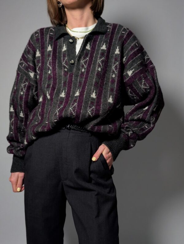 Donkere gebreide sweater met grafisch patroon en paarse accenten