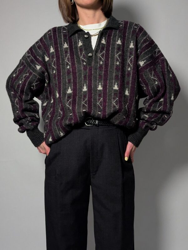 Donkere gebreide sweater met grafisch patroon en paarse accenten