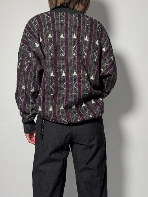 Donkere gebreide sweater met grafisch patroon en paarse accenten