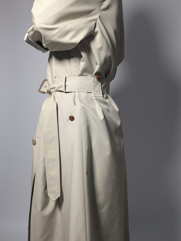 Vintage beige trenchcoat met ceintuur en klassieke snit