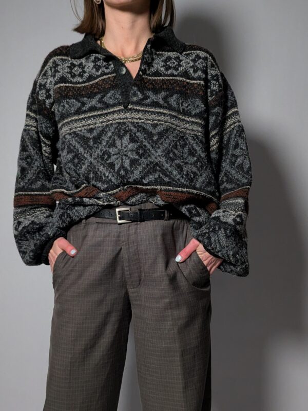 Shadow folk - 01 Vintage donkergrijze knit met patroon en polokraag