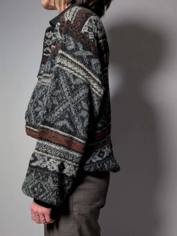 Vintage donkergrijze knit met patroon en polokraag