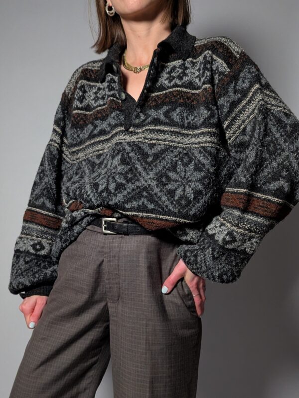 Shadow folk - 03 Vintage donkergrijze knit met patroon en polokraag