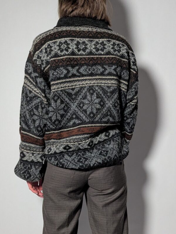 Shadow folk - 04 Vintage donkergrijze knit met patroon en polokraag