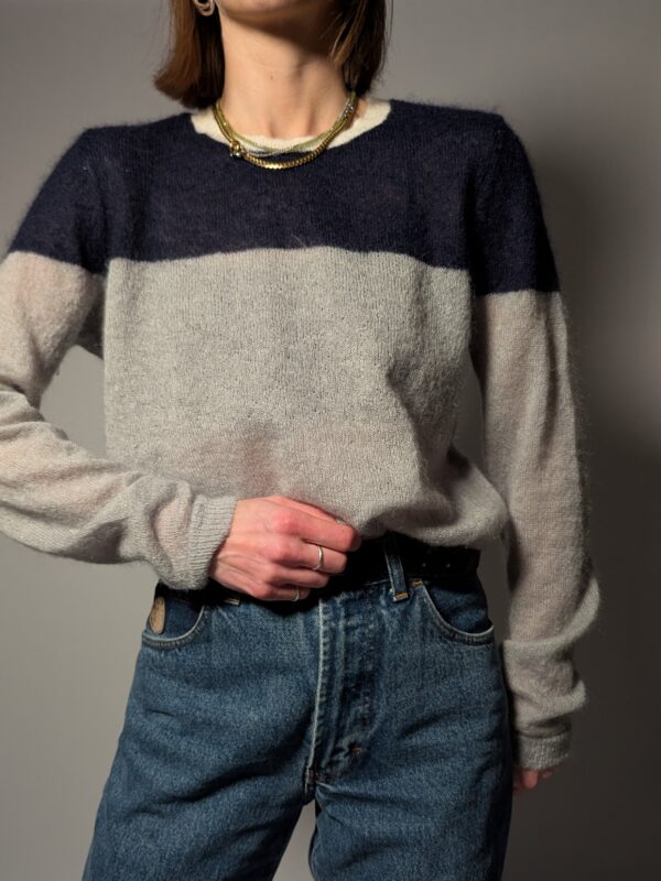 Silent shift - 01 Vintage navy en grijze colourblock trui met zachte knit