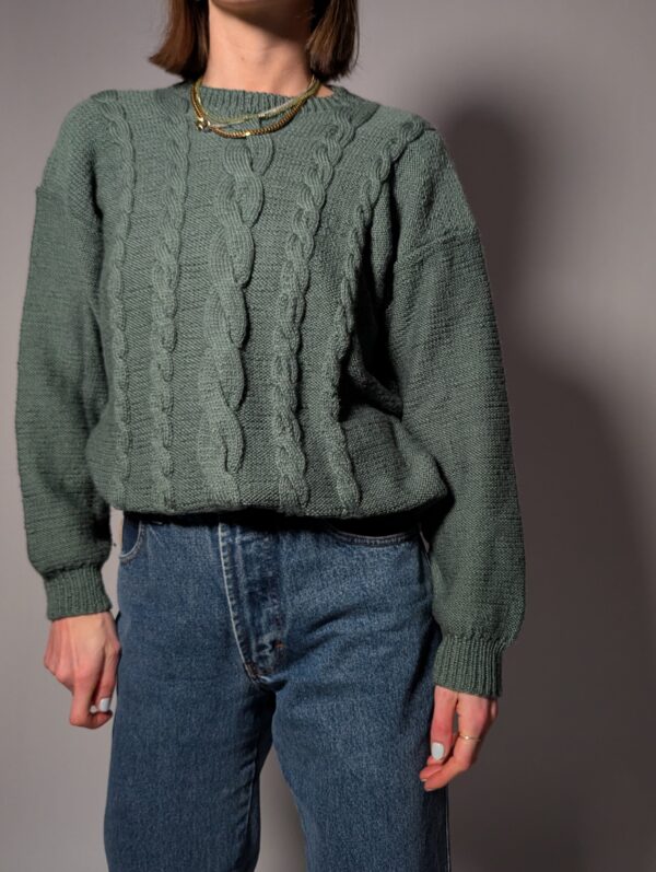 Soft moss - 02 Vintage mosgroene kabeltrui met klassiek breipatroon
