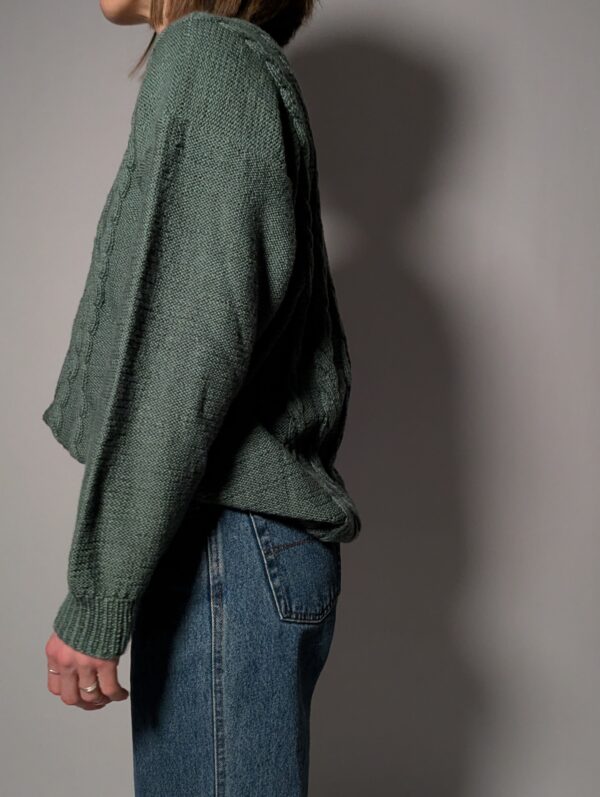 Soft moss - 05 Vintage mosgroene kabeltrui met klassiek breipatroon