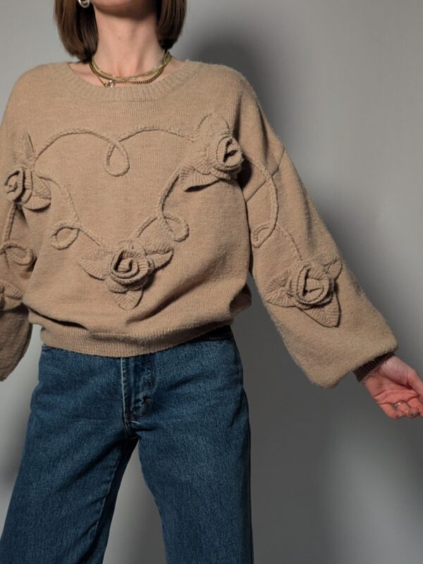 Soft romance - 01 Vintage beige trui met 3D rozen