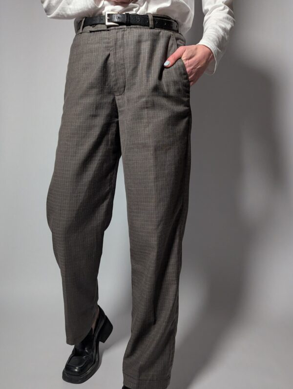 Bruine pantalon met subtiele micro-ruit en rechte fit