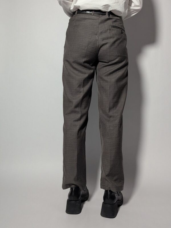 Bruine pantalon met subtiele micro-ruit en rechte fit