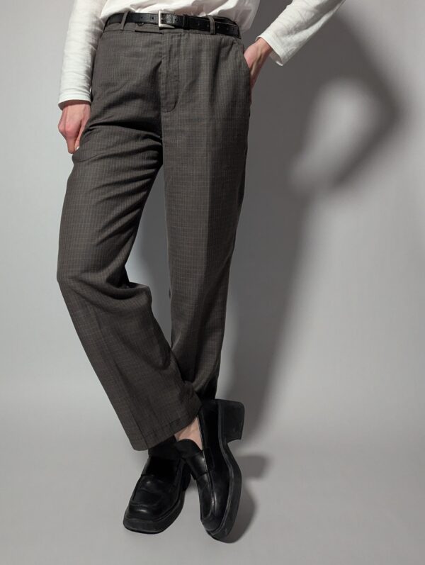 Bruine pantalon met subtiele micro-ruit en rechte fit