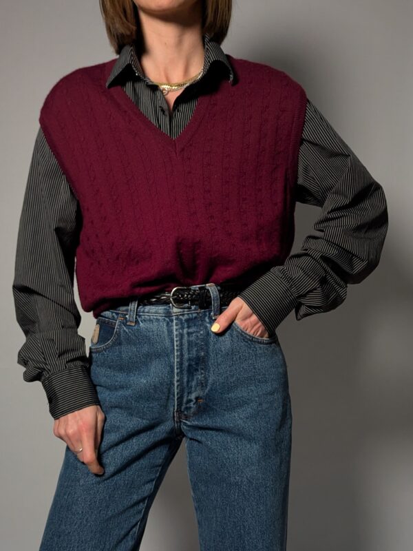 Donkere blouse met fijne verticale strepen