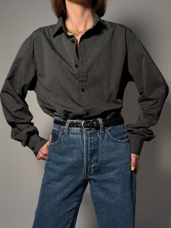 Donkere blouse met fijne verticale strepen