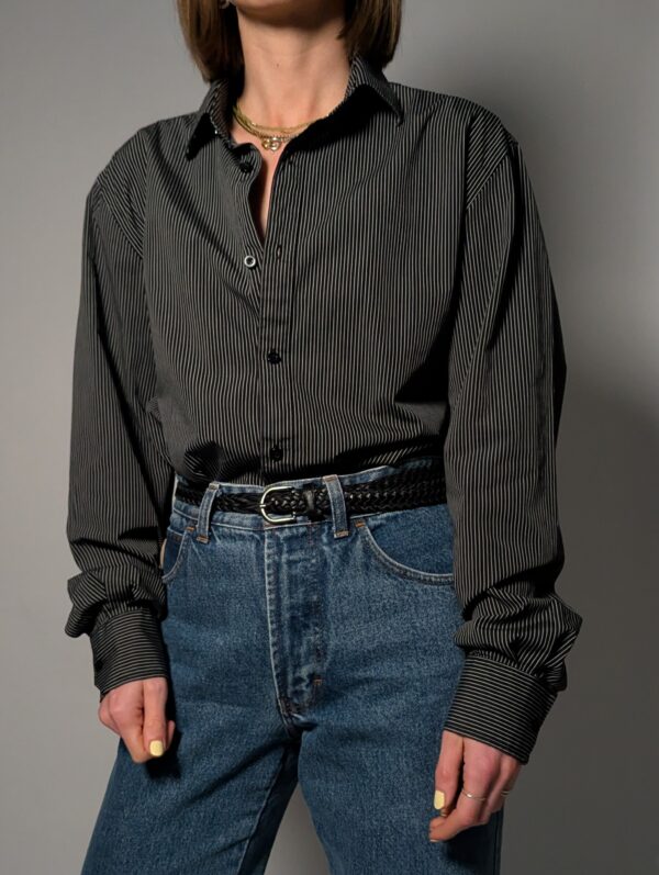 Donkere blouse met fijne verticale strepen