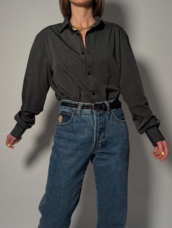 Donkere blouse met fijne verticale strepen