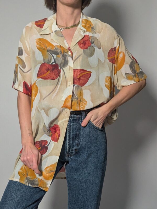 Amber breeze - 01 Vintage blouse met korte mouwen in beige met grote bloemenprint in amber, roest en zachte aardetinten.