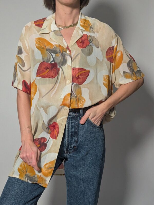 Vintage blouse met korte mouwen in beige met grote bloemenprint in amber, roest en zachte aardetinten.